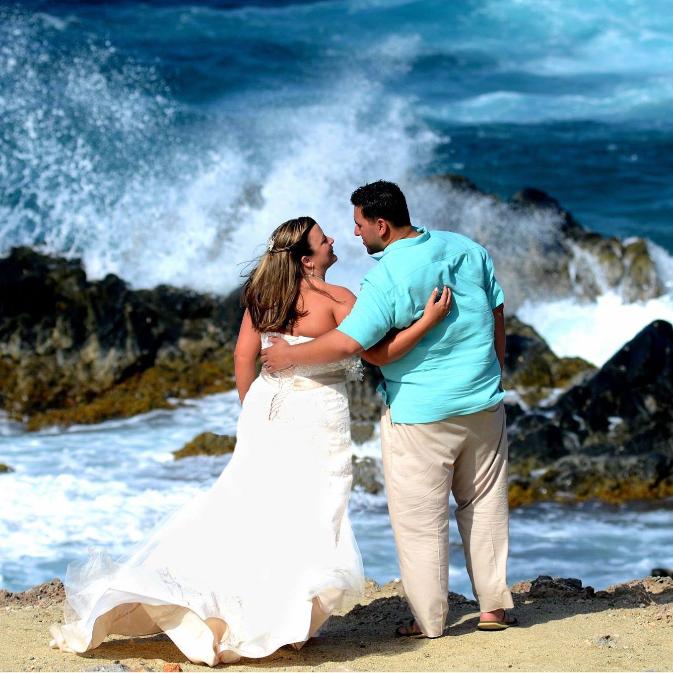 Wedding couple on beach in Aruba, Destination wedding